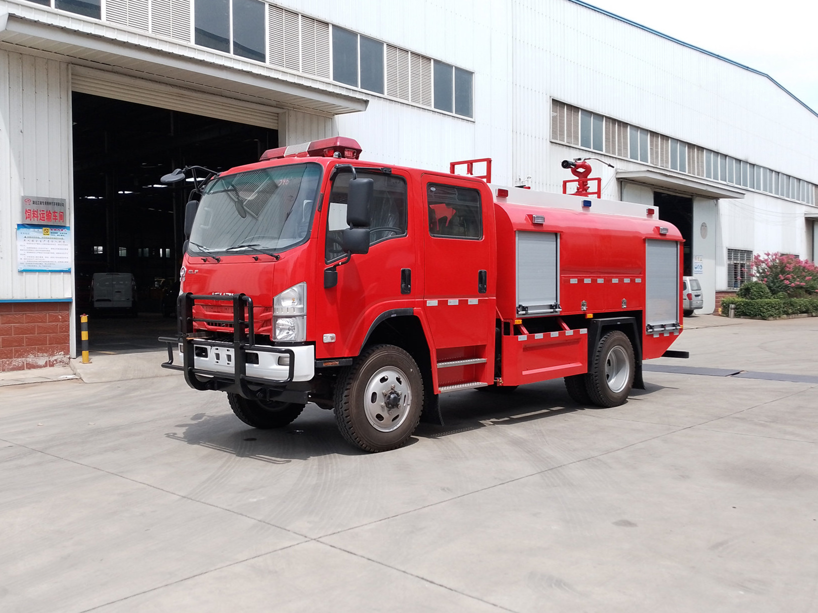 四驱3.5吨水罐消防车