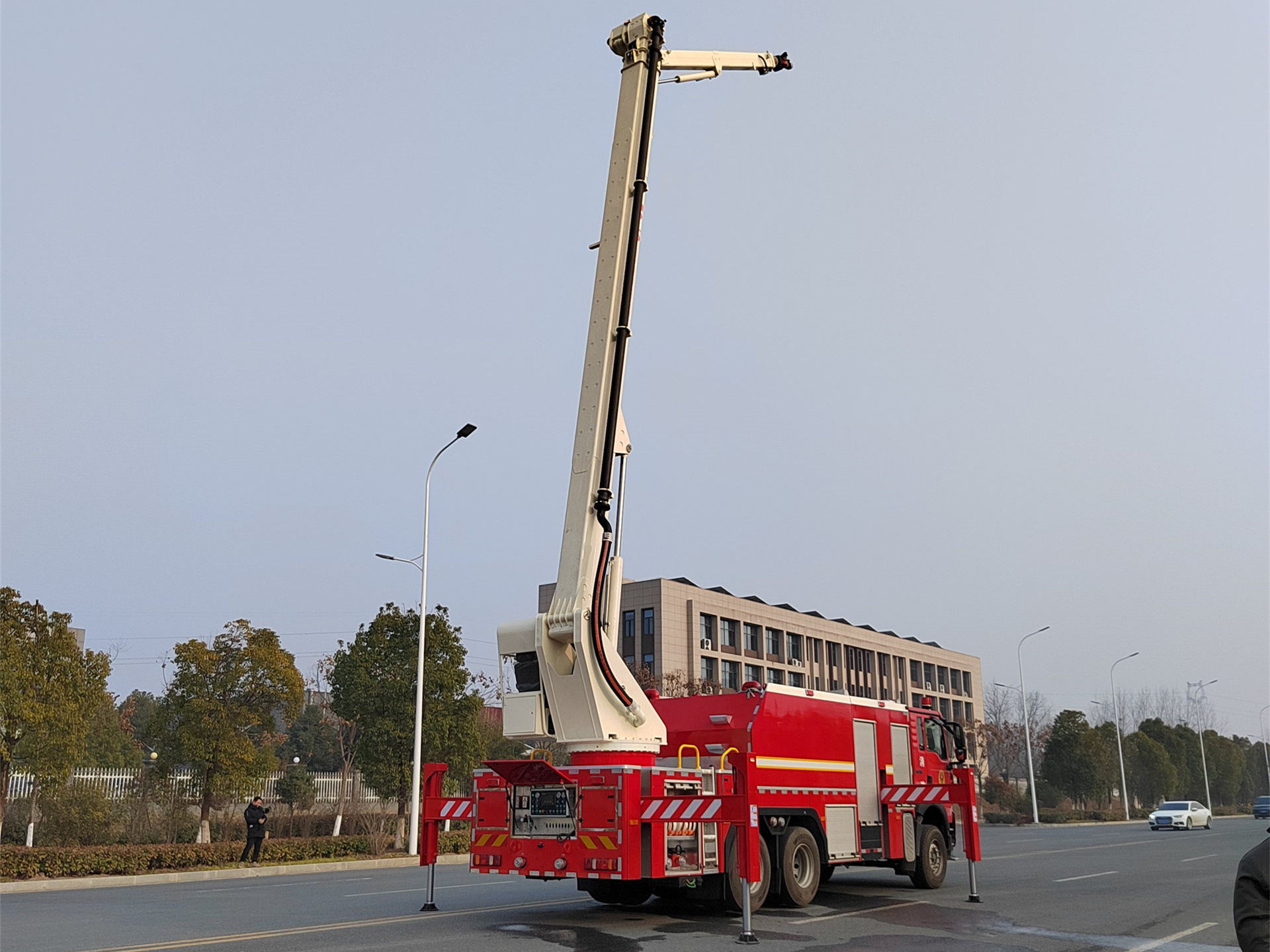 32米举高喷射消防车