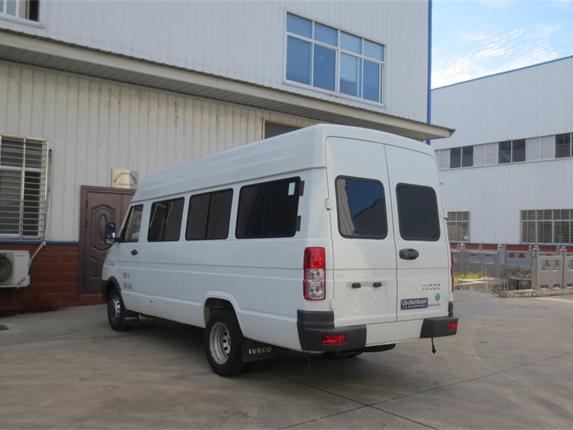 依维柯15座运兵车