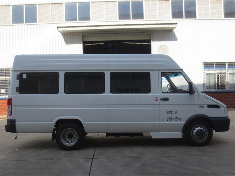 依维柯15座运兵车
