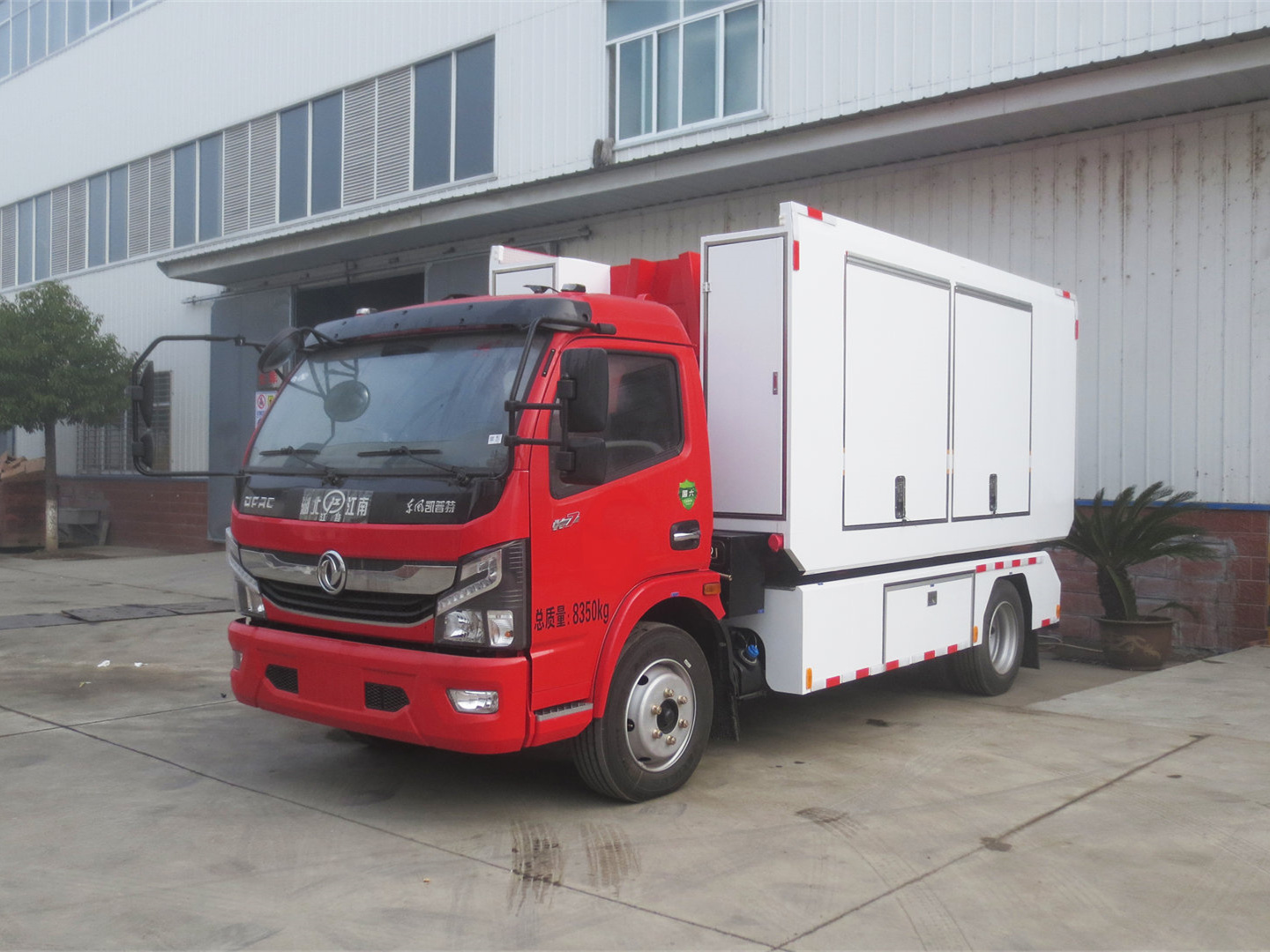 东风自卸式器材装备运输车