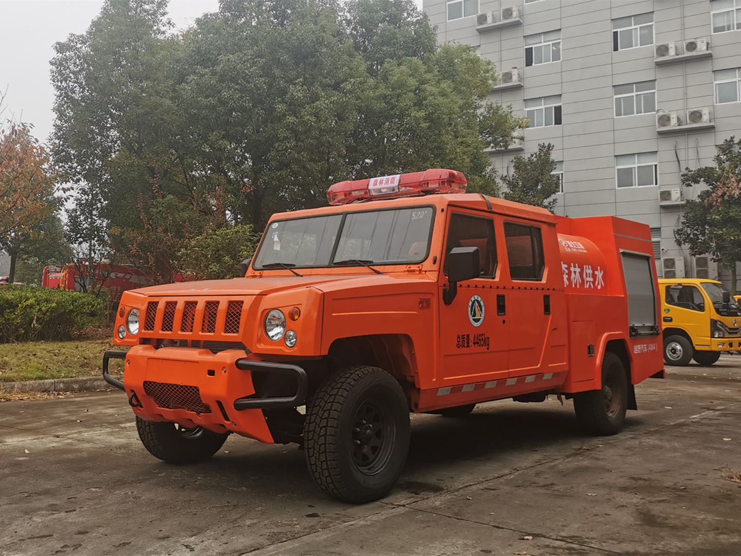 森林四驱勇士双排1.31吨供水车