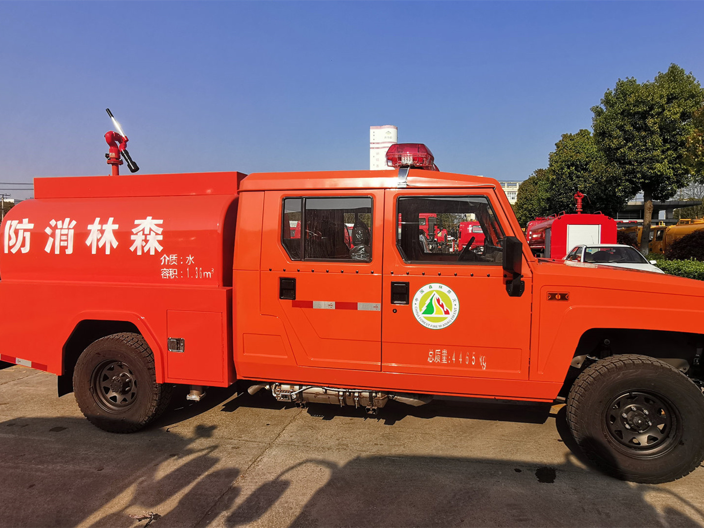 森林四驱勇士双排1.36吨供水车（圆罐）