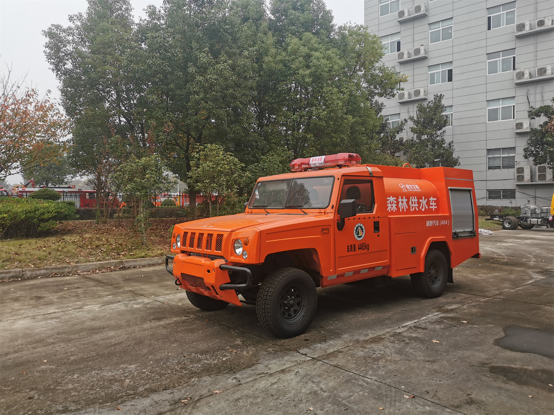 森林四驱勇士单排1.57吨供水车