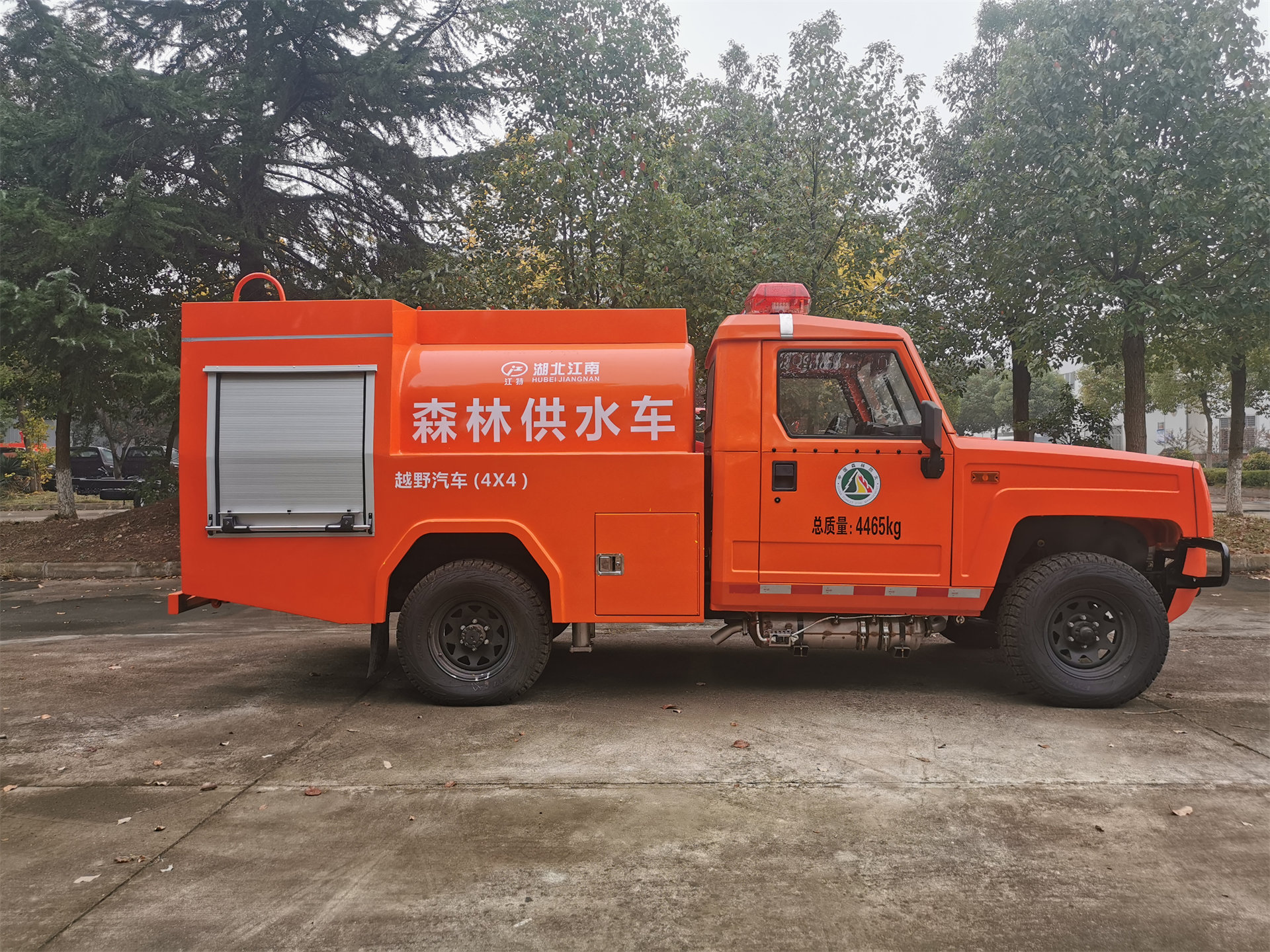 森林四驱勇士单排1.57吨供水车