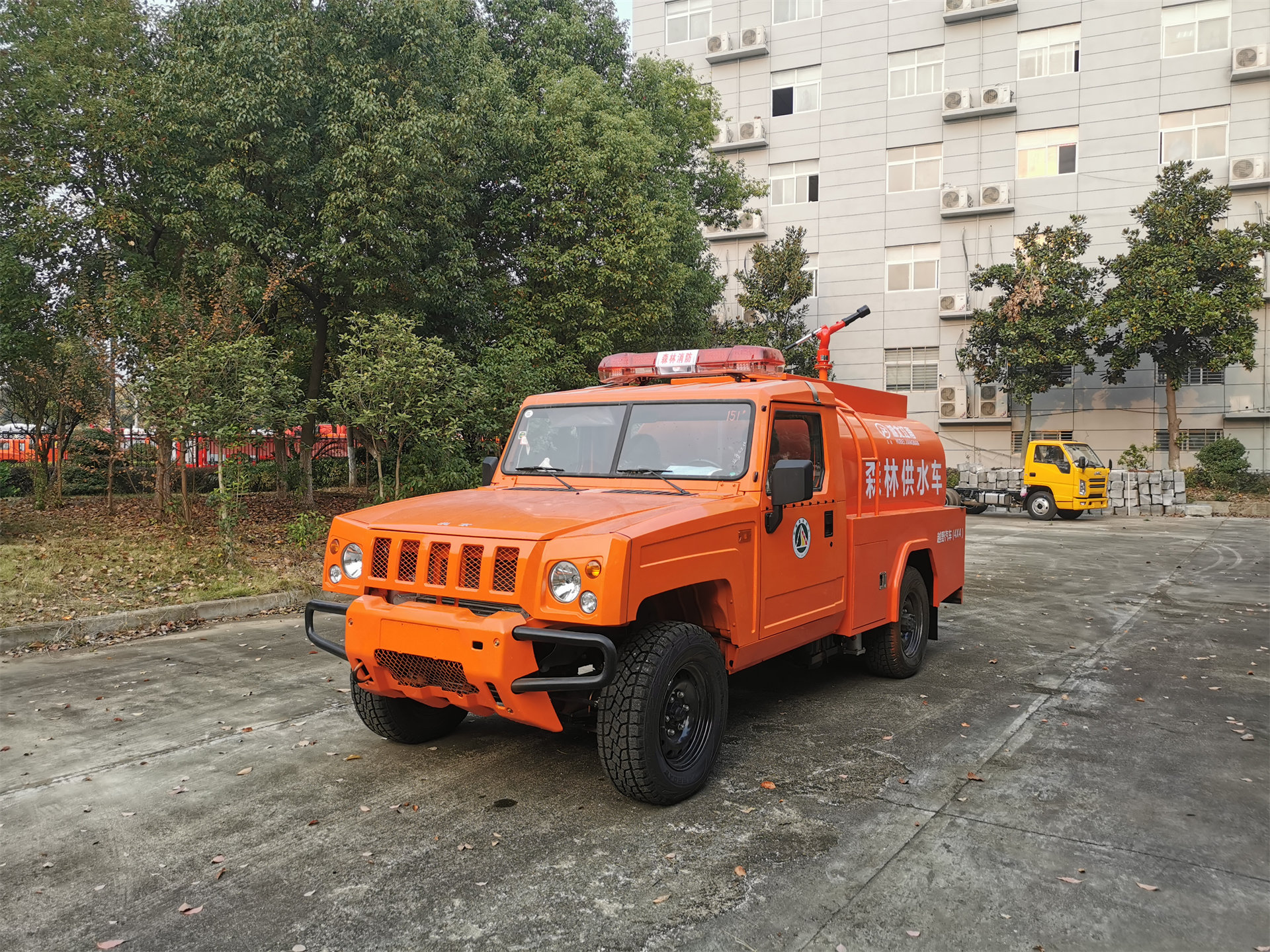 森林四驱勇士单排1.66吨供水车（圆罐）